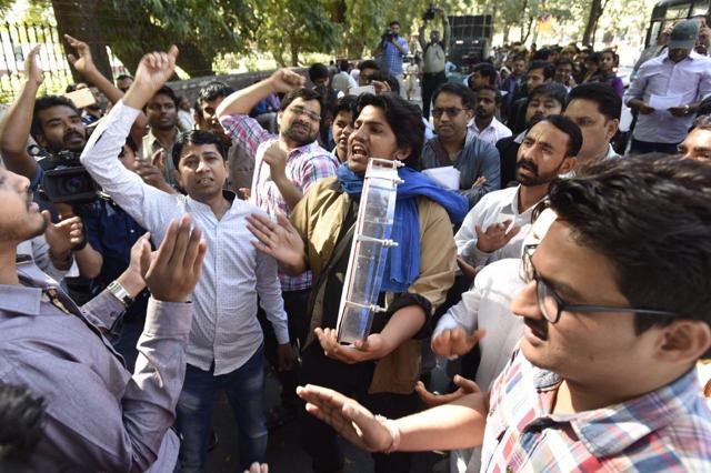 Students at the protest speak against misuse of sedition law and call for action against ‘gundagardi’ on campus. (Raj K Raj/ HT Photo) Students at the protest speak against misuse of sedition law and call for action against ‘gundagardi’ on campus. (Raj K Raj/ HT Photo)