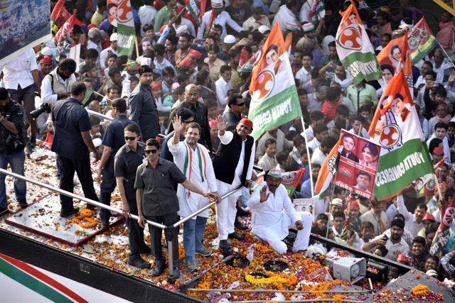 UP chief minister Akhilesh Yadav and Congress vice-president Rahul Gandhi during their roadshow in Varanasi on Saturday. (Arun Sharma/HT PHOTO)