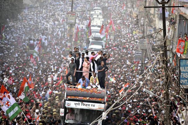 UP chief minister Akhilesh Yadav, his wife Dimple, and Congress vice-president Rahul Gandhi during their roadshow in Varanasi on Saturday. (Arun Sharma/HT PHOTO)
