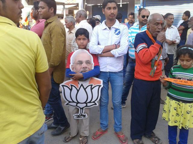 BJP supporters gather along the route of Prime Minister Narendra Modi’s road show in Varanasi on Sunday. (Sudhir Kumar/ HT Photo) BJP supporters gather along the route of Prime Minister Narendra Modi’s road show in Varanasi on Sunday. (Sudhir Kumar/ HT Photo)
