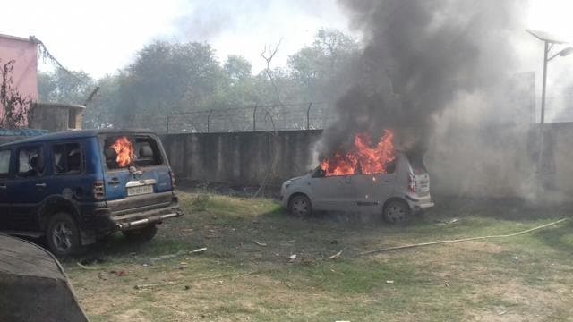 Mob torched vehicles parked on the campus of Barhara police station in Ara on Sunday. (HT photo) Mob torched vehicles parked on the campus of Barhara police station in Ara on Sunday. (HT photo)