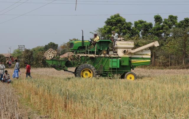 Bengal government has deployed combined harvester machines to clear the fields. But the numbers of such machines are far less than needed. (Subhankar Chakraborty/HT PHOTO) Bengal government has deployed combined harvester machines to clear the fields. But the numbers of such machines are far less than needed. (Subhankar Chakraborty/HT PHOTO)