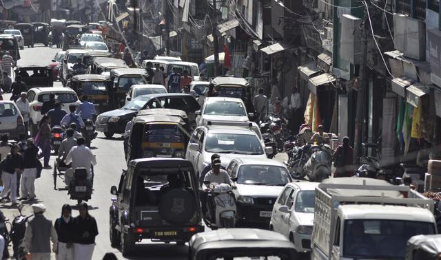 Traffic jam in Kalka (Sant Arora/Hindustan Times) Traffic jam in Kalka (Sant Arora/Hindustan Times)