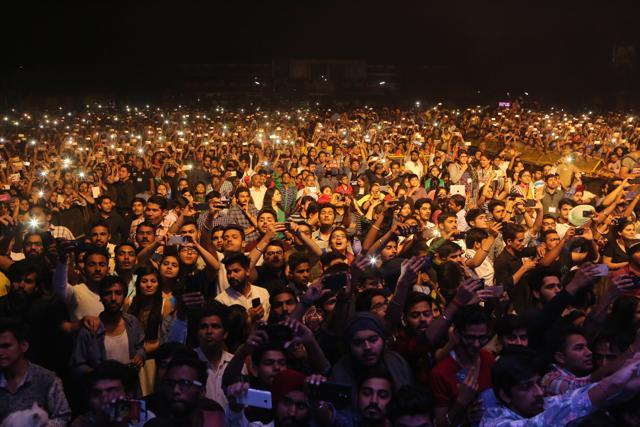 A view of the crowd that had come to see Diljit’s performance at the fest. (Manoj Verma/HT Photo)