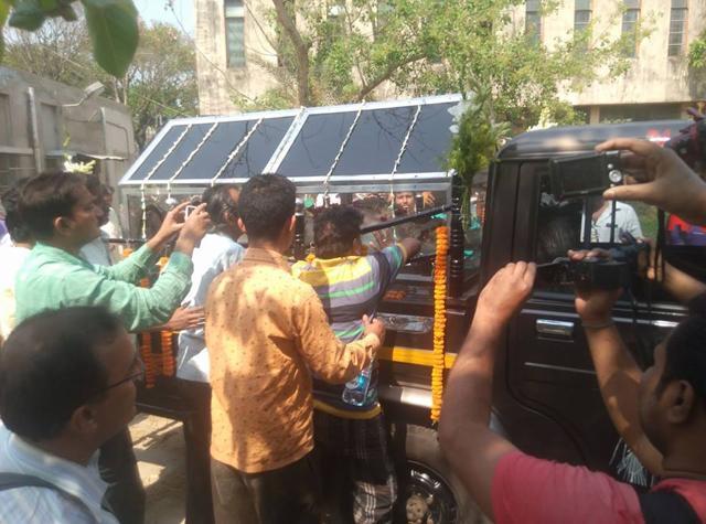 The hearse carrying the singer’s body leaving Burdwan for Kolkata. (Facebook) The hearse carrying the singer’s body leaving Burdwan for Kolkata. (Facebook)