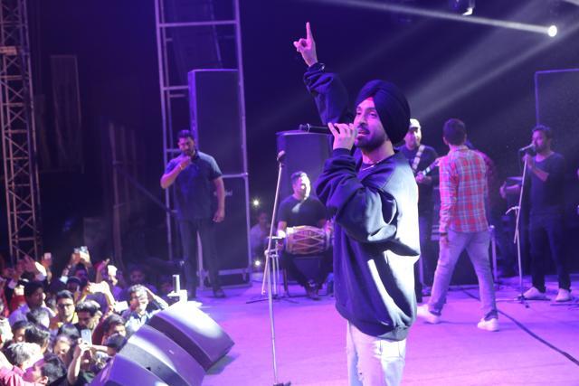 Singer Diljit Dosanjh repeatedly urged his fans to maintain decorum and let the concert happen properly.. (Manoj Verma/HT Photo)