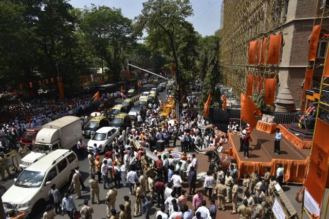 Commuters face traffic snarls as supporters gather outside BMC headquarters in Mumbai. (Kunal Patil/HT) Commuters face traffic snarls as supporters gather outside BMC headquarters in Mumbai. (Kunal Patil/HT)
