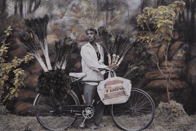 © Waswo X. Waswo, Feathers For Sale, 2008, black and white pigment print hand-coloured by Rajesh Soni. (Tasveer) © Waswo X. Waswo, Feathers For Sale, 2008, black and white pigment print hand-coloured by Rajesh Soni. (Tasveer)