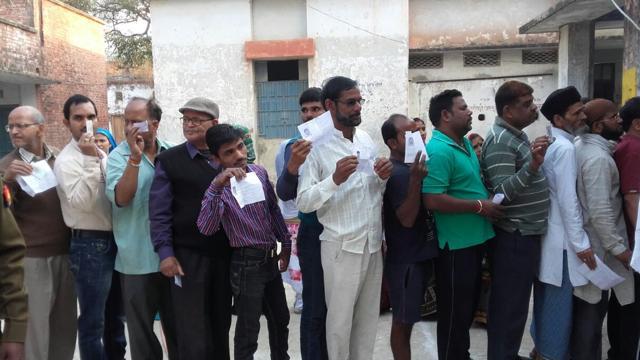 Voters queue up at a polling booth at Sanatan Dharma inter College in DashashwamedhGhat. (HT Photo) Voters queue up at a polling booth at Sanatan Dharma inter College in DashashwamedhGhat. (HT Photo)