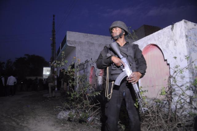 About 300 police personnel, including ATS commandos, were engaging the militant in Lucknow’s Kakori area. (Deepak Gupta/HT Photo) About 300 police personnel, including ATS commandos, were engaging the militant in Lucknow’s Kakori area. (Deepak Gupta/HT Photo)