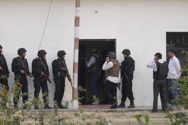The commandos came under a volley of fire when they moved in, forcing the officers to use stakeout and stealth. (Deepak Gupta/HT Photo) The commandos came under a volley of fire when they moved in, forcing the officers to use stakeout and stealth. (Deepak Gupta/HT Photo)