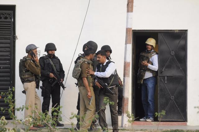 The ATS reached the cleric’s house in a thickly populated locality on the outskirts of Lucknow around 2pm after specific inputs. (Deepak Gupta/HT Photo) The ATS reached the cleric’s house in a thickly populated locality on the outskirts of Lucknow around 2pm after specific inputs. (Deepak Gupta/HT Photo)