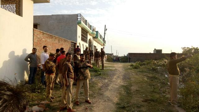 Cops stand guard near the house where a suspected militant was holed up, in Lucknow. (Deepak Gupta/HT Photo) Cops stand guard near the house where a suspected militant was holed up, in Lucknow. (Deepak Gupta/HT Photo)