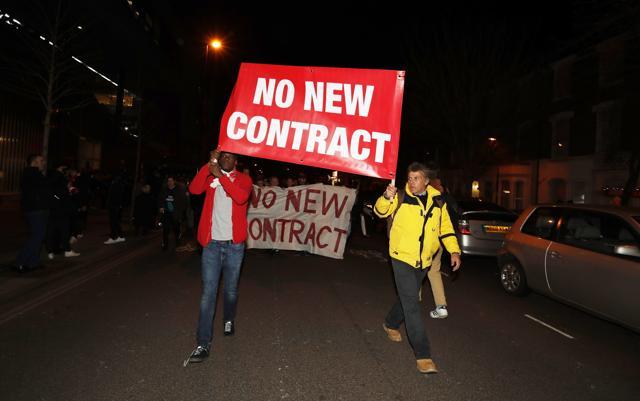 Fans protest against Arsenal manager Arsene Wenger outside the stadium before the match. (REUTERS) Fans protest against Arsenal manager Arsene Wenger outside the stadium before the match. (REUTERS)