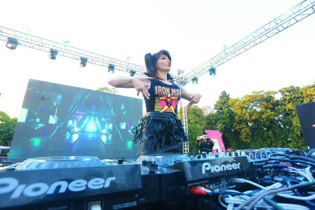 DJ Teri Miko dancing onstage during her set on the second day. (Raajesh Kashyap/HT Photo)