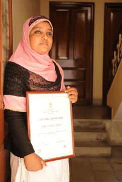 Anoyara Khatun with the citation at the office of an NGO in Kolkata. (Samir Jana/HT PHOTO) Anoyara Khatun with the citation at the office of an NGO in Kolkata. (Samir Jana/HT PHOTO)
