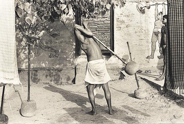William Gedney’s shot of a wrestler warming up in his akhada is one of many captured in Varanasi between 1969 and 1971. On view at the Chhatrapati Shivaji Maharaj museum as part of the Focus festival. (Photograph courtesy of the David M. Rubenstein Rare Book & Manuscript Library at Duke University) William Gedney’s shot of a wrestler warming up in his akhada is one of many captured in Varanasi between 1969 and 1971. On view at the Chhatrapati Shivaji Maharaj museum as part of the Focus festival. (Photograph courtesy of the David M. Rubenstein Rare Book & Manuscript Library at Duke University)