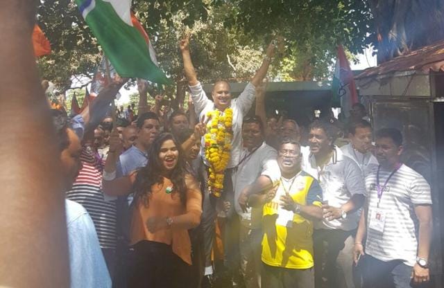 Francisco Silveira of the Congress celebrates after his win from St. Andre constituency. (HT Photo)
