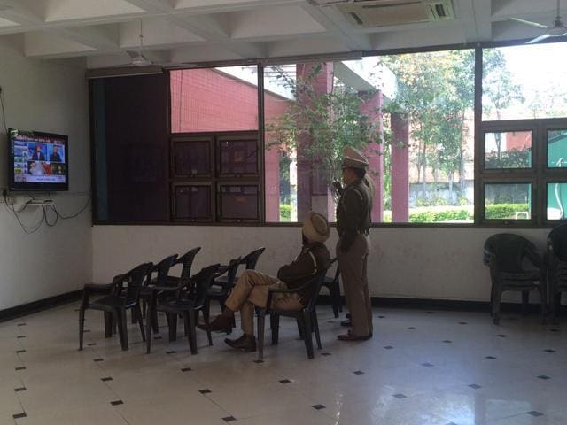 Cops watch election results on TV at the SAD office in Chandigarh. (Monica Sharma/HT) Cops watch election results on TV at the SAD office in Chandigarh. (Monica Sharma/HT)