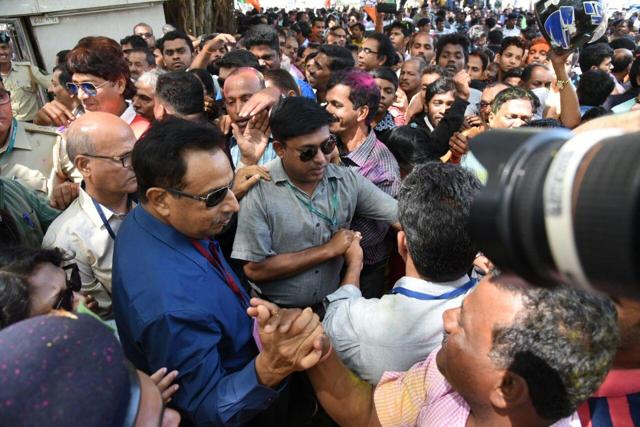 Supporters greet Goa deputy CM Francis D’Souza who won at Mapusa constituency. (HT Photo) Supporters greet Goa deputy CM Francis D’Souza who won at Mapusa constituency. (HT Photo)