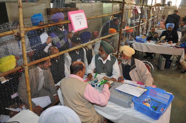 Poll officials during the counting in Jalandhar. (Pardeep Pandit/HT ) Poll officials during the counting in Jalandhar. (Pardeep Pandit/HT )