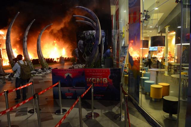 This picture taken on March 9, 2017 shows photographer taking picture of a fire on a giant model of King Kong during the premiere of the Kong: Skull Island in Ho Chi Minh City. (AFP) This picture taken on March 9, 2017 shows photographer taking picture of a fire on a giant model of King Kong during the premiere of the Kong: Skull Island in Ho Chi Minh City. (AFP)