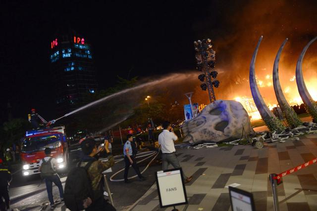 This picture taken on March 9, 2017 shows firefighter truck injecting water to control a fire on a giant model of King Kong during the premiere of the Kong: Skull Island in Ho Chi Minh City. (AFP) This picture taken on March 9, 2017 shows firefighter truck injecting water to control a fire on a giant model of King Kong during the premiere of the Kong: Skull Island in Ho Chi Minh City. (AFP)