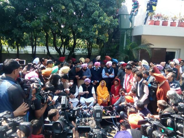 To make matters worse, Amarinder’s media team had vanished, leaving scribes and supporters to indulge in a “free for all”. (HT Photo)