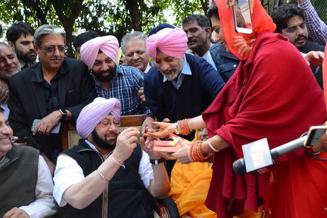 Captain Amarinder Singh celebrating his victory in Chandigarh on Saturday. (Sanjeev Sharma/HT Photo) Captain Amarinder Singh celebrating his victory in Chandigarh on Saturday. (Sanjeev Sharma/HT Photo)
