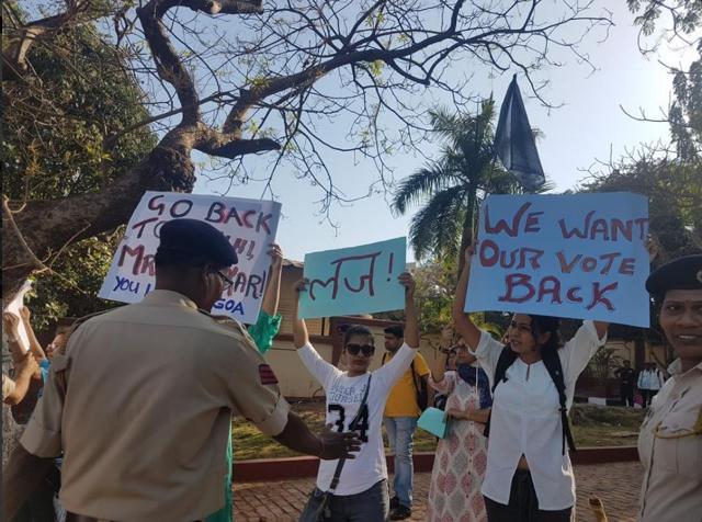 People hold up posters protesting the BJP alliance that has claimed the right to form the government under Manohar Parrikar. (Nida Khan/HT Photo) People hold up posters protesting the BJP alliance that has claimed the right to form the government under Manohar Parrikar. (Nida Khan/HT Photo)