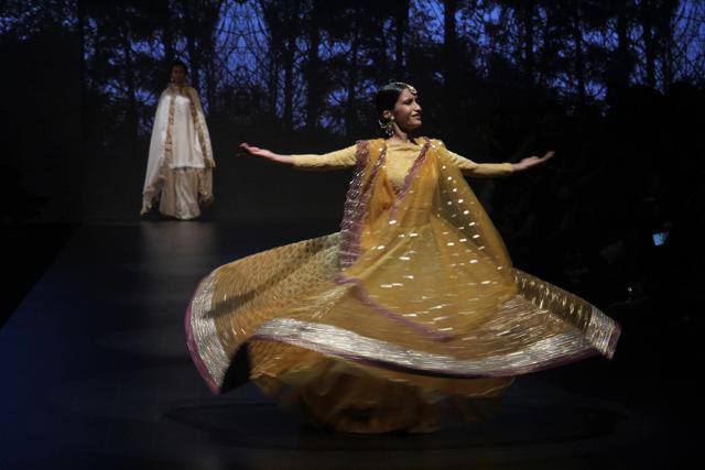 Kathak dancer Shivani Varma performs at fashion designer Muzaffar Ali and Mira Ali’s fashion show in Mumbai. (Pramod Thakur/HT Photo)