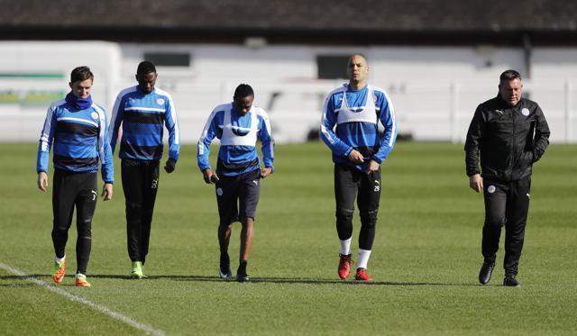 Leicester City manager Craig Shakespeare and players during training (REUTERS)