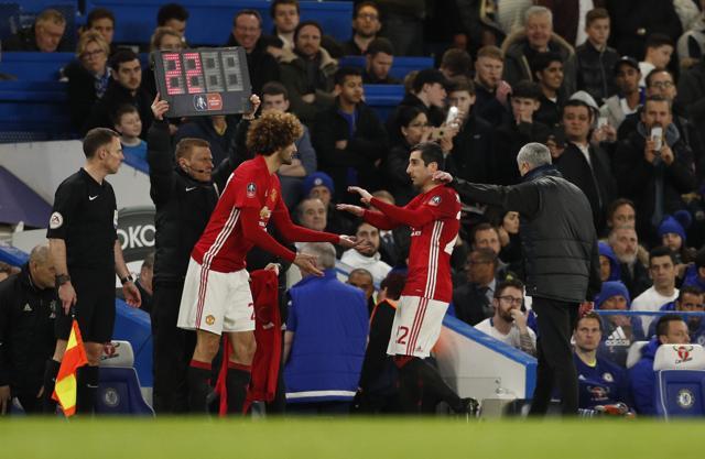 Manchester United's Marouane Fellaini comes on as a substitute to replace Henrikh Mkhitaryan as manager Jose Mourinho looks on. (REUTERS) Manchester United's Marouane Fellaini comes on as a substitute to replace Henrikh Mkhitaryan as manager Jose Mourinho looks on. (REUTERS)