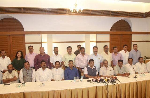 Union Minister for Roads Nitin Gadkari and Union Defense Minister Manohar Parrikar along with BJP MLAs and alliance partners (MGP/Goa Forward) and Independents during their joint meeting to announce forming of government in Goa. (HT Photo) Union Minister for Roads Nitin Gadkari and Union Defense Minister Manohar Parrikar along with BJP MLAs and alliance partners (MGP/Goa Forward) and Independents during their joint meeting to announce forming of government in Goa. (HT Photo)