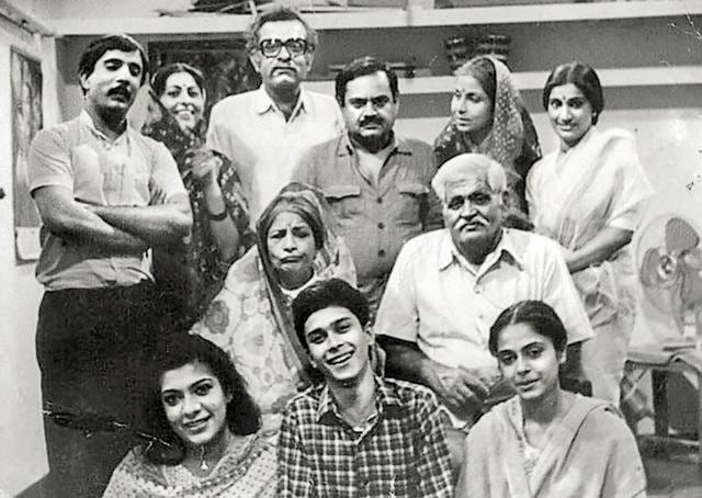Hum Log featured veteran actor Ashok Kumar as the narrator.