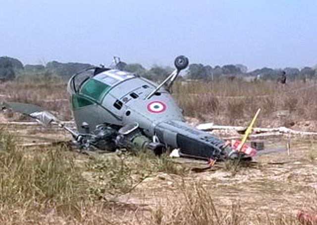 The Chetak helicopter of the Indian Air Force that toppled while making an emergency landing near Allahabad. (HT Photo) The Chetak helicopter of the Indian Air Force that toppled while making an emergency landing near Allahabad. (HT Photo)