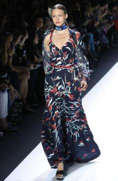 A model presents a creation by Leonard Paris during the 2017 Spring/Summer ready-to-wear collection fashion show, on October 3, 2016 in Paris. (AFP)