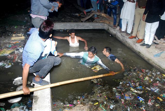 While clearing the pile of garbage that had clogged the 5-foot drain from the locality towards the Sai Upvan area, the child’s body was traced and pulled out. (HT Photo)