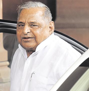 Samajwadi Party leader Mulayam Singh Yadav could be a compromise choice to carry the torch of a combined opposition but his image has taken a serious beating after a family fued and the assembly poll drubbing. (Hindustan Times file photo) Samajwadi Party leader Mulayam Singh Yadav could be a compromise choice to carry the torch of a combined opposition but his image has taken a serious beating after a family fued and the assembly poll drubbing. (Hindustan Times file photo)