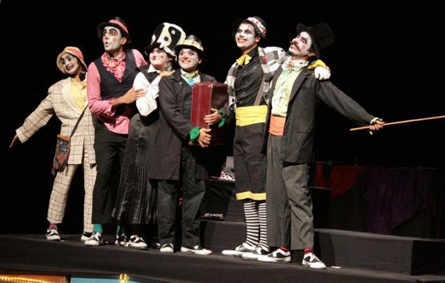 In Hamlet - The Clown Prince, the clowns speak gibberish, switch to the original text and back to nonsense, without ever losing their grip on the spirit of the play. In Hamlet - The Clown Prince, the clowns speak gibberish, switch to the original text and back to nonsense, without ever losing their grip on the spirit of the play.