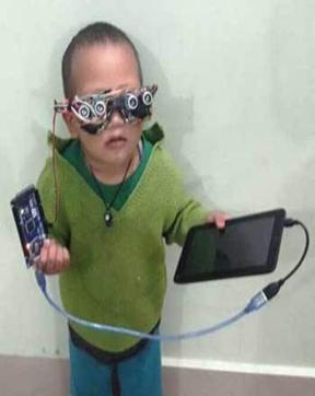 A child trying Anang Tadar’s Goggle for Blind (G4B). (HT Photo ) A child trying Anang Tadar’s Goggle for Blind (G4B). (HT Photo )