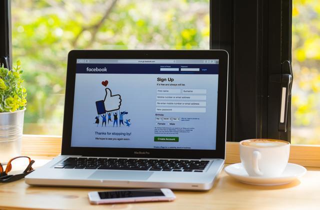 63% of the study participants reported using Facebook, while talking face-to-face with others and 40% while driving (Shutterstock) 63% of the study participants reported using Facebook, while talking face-to-face with others and 40% while driving (Shutterstock)