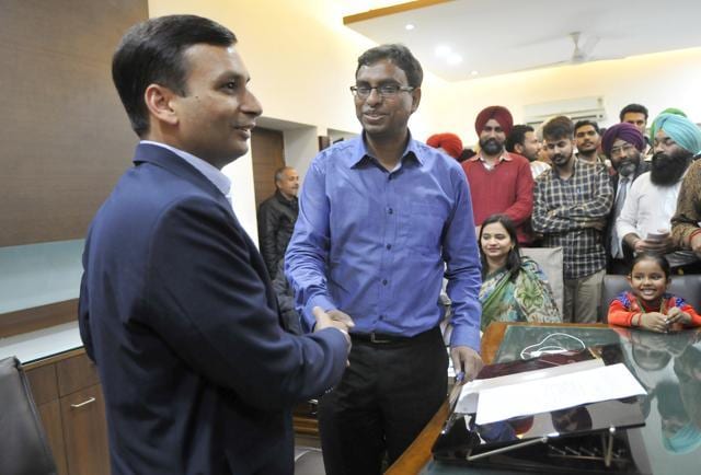 New deputy commissioner Pradeep Aggarwal (right) with outgoing DC Ravi Bhagat at DC office in Ludhiana on Friday. (Gurminder Singh/Hindustan Times)