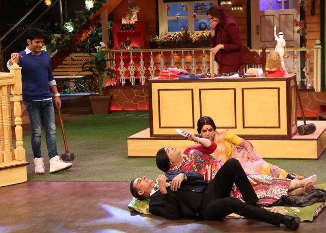 Actor Akshay Kumar with stand-up comedians Kiku Sharda and Sunil Grover during the promotion of film Jolly LLB 2 on the sets of The Kapil Sharma Show. (IANS)