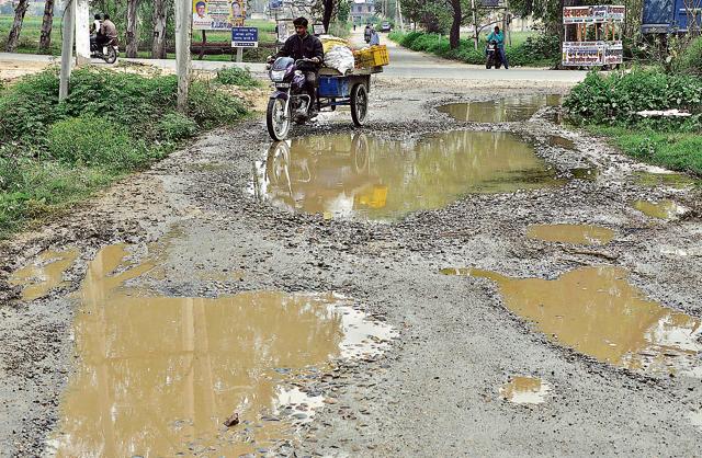 Algae-laden pond in Barwala near tehsil office in Panchkula reflects the awful sanitation facilities that residents are putting up with. (Sant Arora Hindustan Times) Algae-laden pond in Barwala near tehsil office in Panchkula reflects the awful sanitation facilities that residents are putting up with. (Sant Arora Hindustan Times)