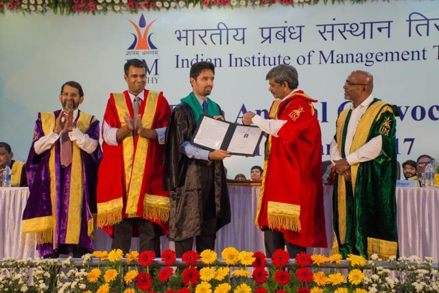 Naveen I of the PGP Batch of 2017 receiving the Kotak Securities gold medal for best all-round Performance in PGPM from DShivakumar. (Handout)