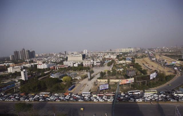 Heavy traffic seen at UP border on NH-58 due to ongoing security checks. (Ravi Choudhary/HT Photo) Heavy traffic seen at UP border on NH-58 due to ongoing security checks. (Ravi Choudhary/HT Photo)
