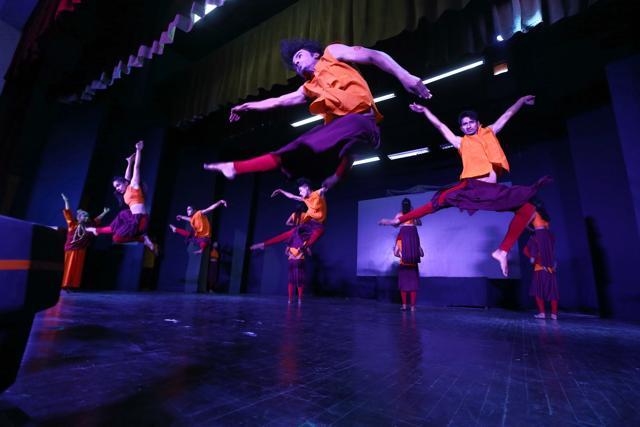 Fluid moves and impeccable execution made the choreo performances a hit at Hindu college’s fest, Mecca. (Raajesh kashyap/HT Photo)