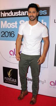Varun Dhawan attended Hindustan Times Most Stylish Awards 2016 in a casual outfit. (Shakti Yadav/HT Photo)