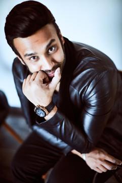 Nikhil’s personal style comprises tailored shirts and jackets teamed with trendy dhoti-pants or denims.